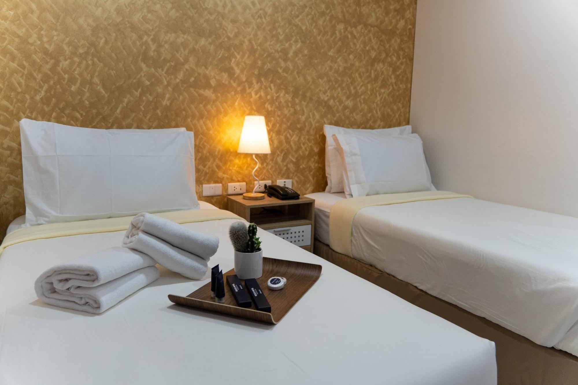 Dccco Hotel Dumaguete City Esterno foto