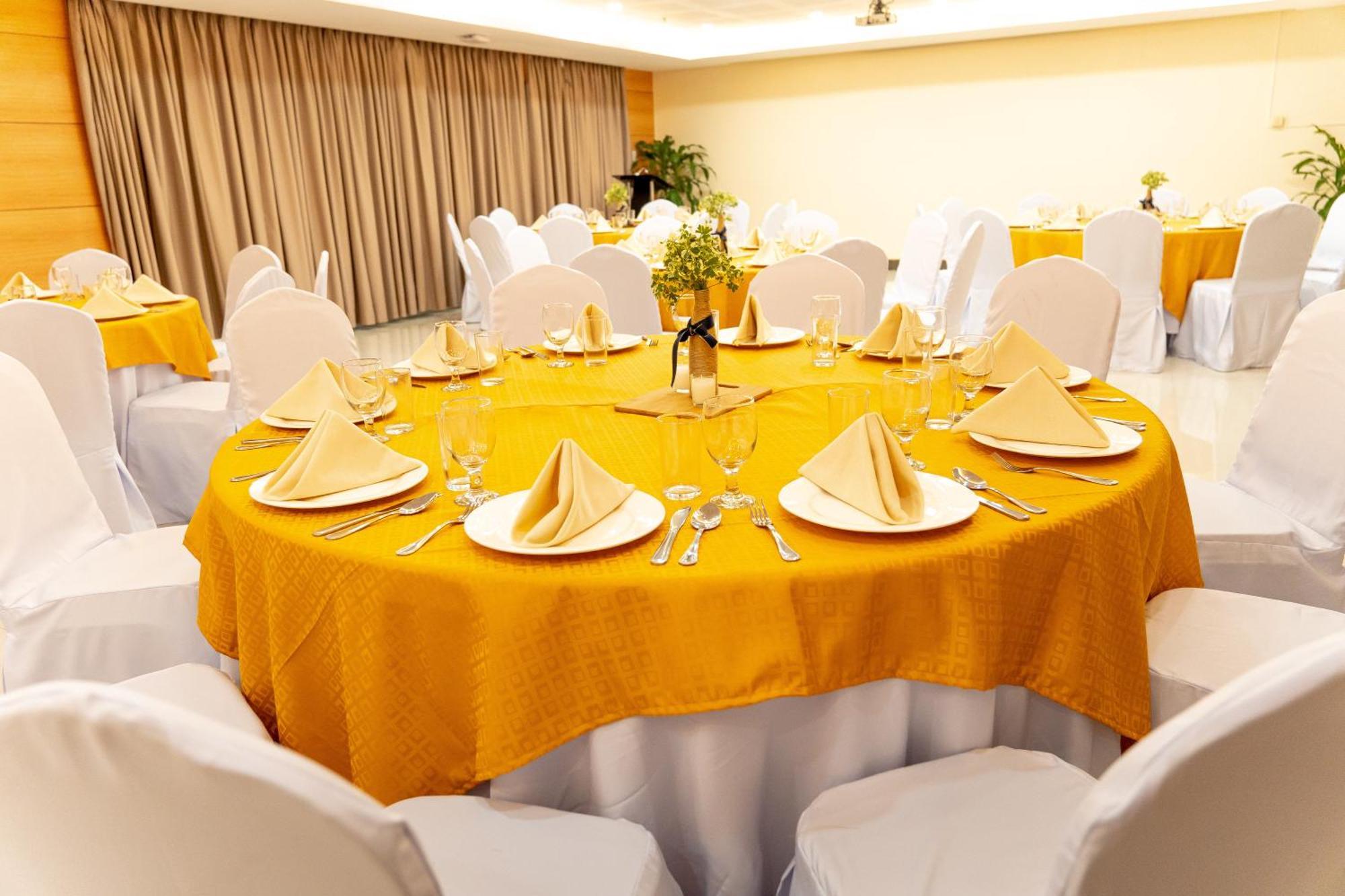 Dccco Hotel Dumaguete City Esterno foto
